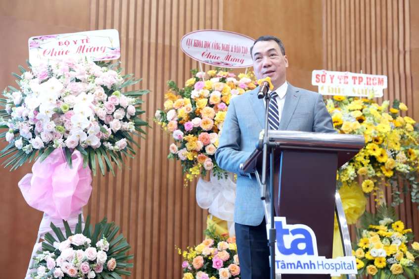 Nguyen Ngo Quang, Deputy Director of the Ministry of Health's Department for Science, delivers a speech at the founding ceremony