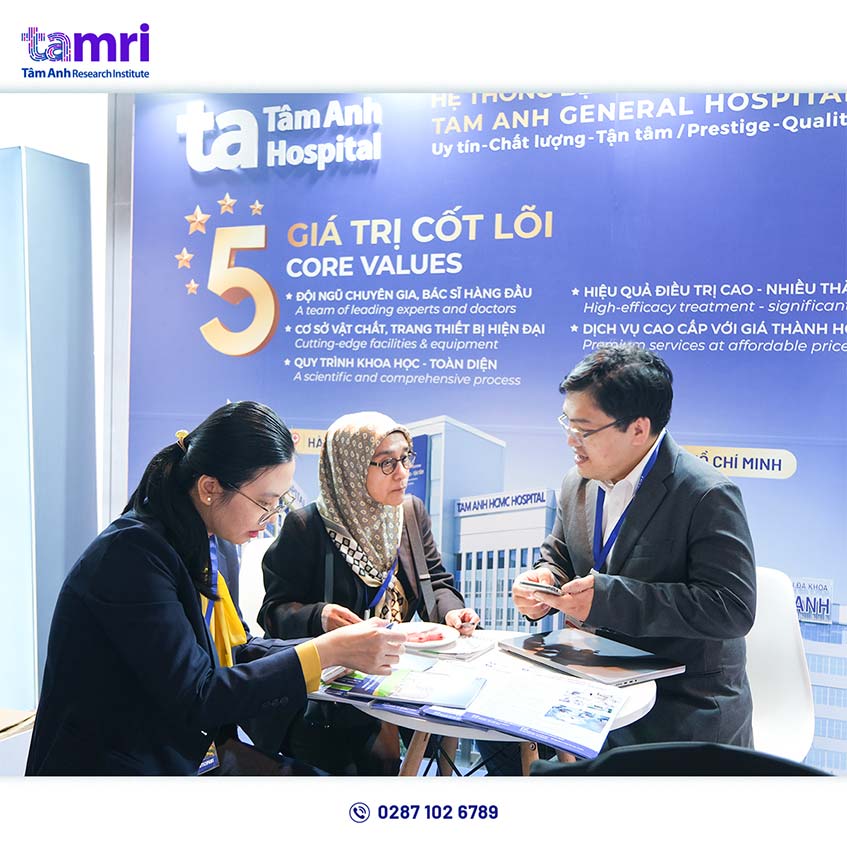 A foreigner stops by Tam Anh General Hospital's booth
