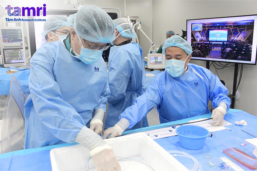 Các bác sĩ Trung tâm Tim mạch BVĐK Tâm Anh TP.HCM trong một ca can thiệp cho bệnh nhân