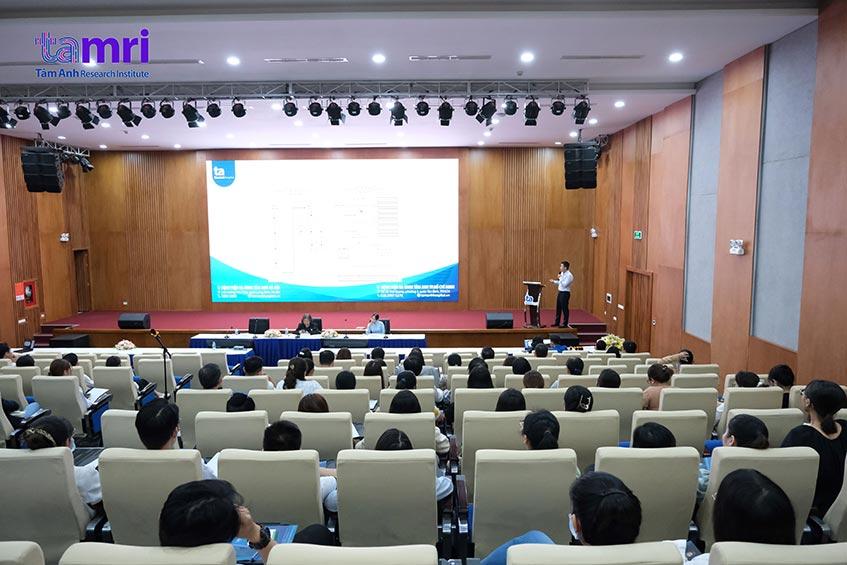 bác sĩ phan thế thi trình bày báo cáo