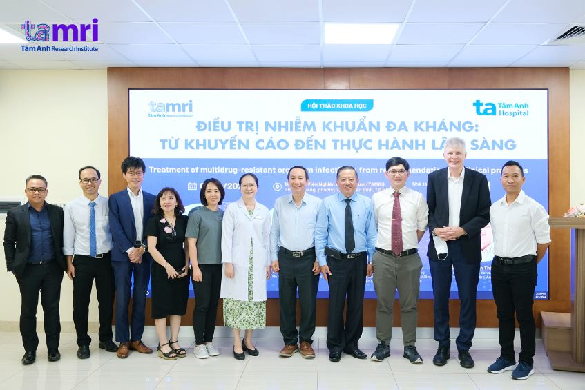 Ban chủ tọa, báo cáo viên chụp hình cùng người tham dự