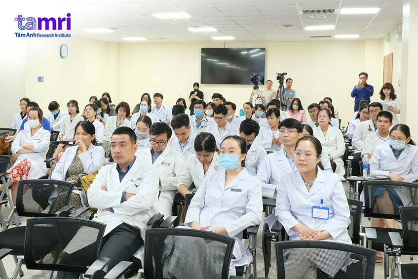 Đông đảo cán bộ, nhân viên y tế BVĐK Tâm Anh TP.HCM tham gia sinh hoạt khoa học