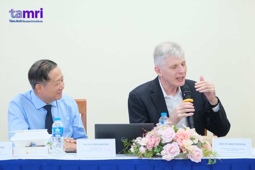 GS David Leslie Paterson trả lời câu hỏi trong hội thảo