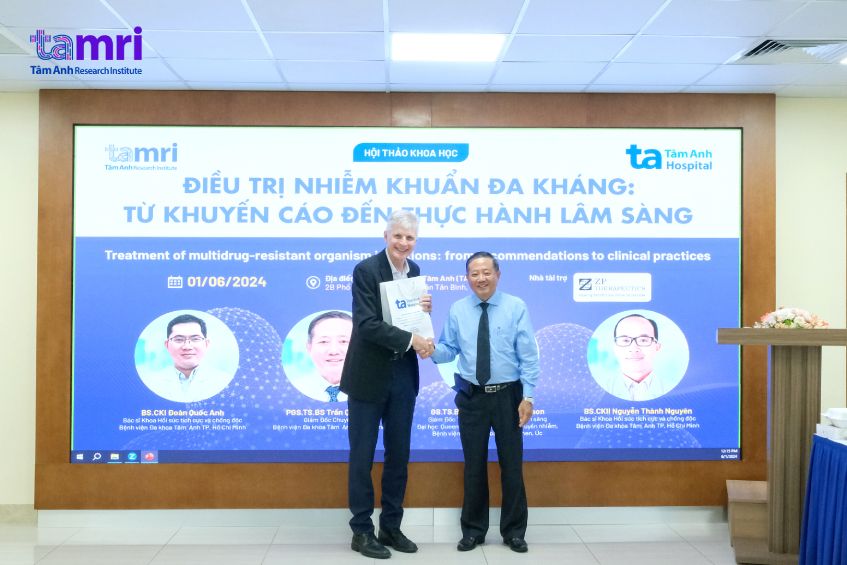 PGS.TS.BS Trần Quang Bính gửi quà tặng cảm ơn
