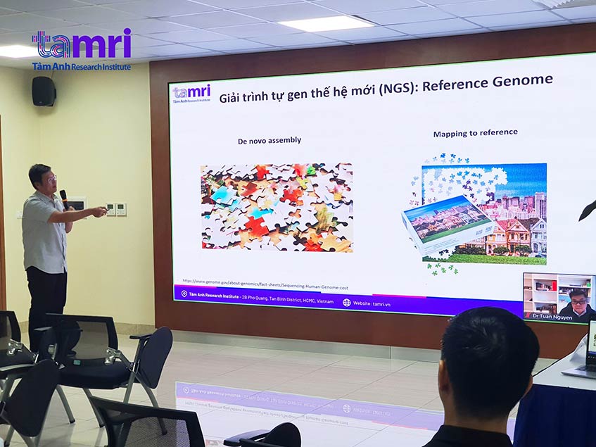 Luu Phuc Loi, PhD, gives presentation to colleagues at seminar