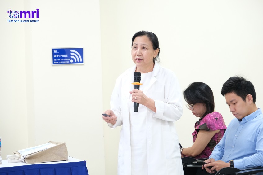 Dr. Tran Thi Thanh Nga discussed the advantages and disadvantages of various urine diagnostic methods