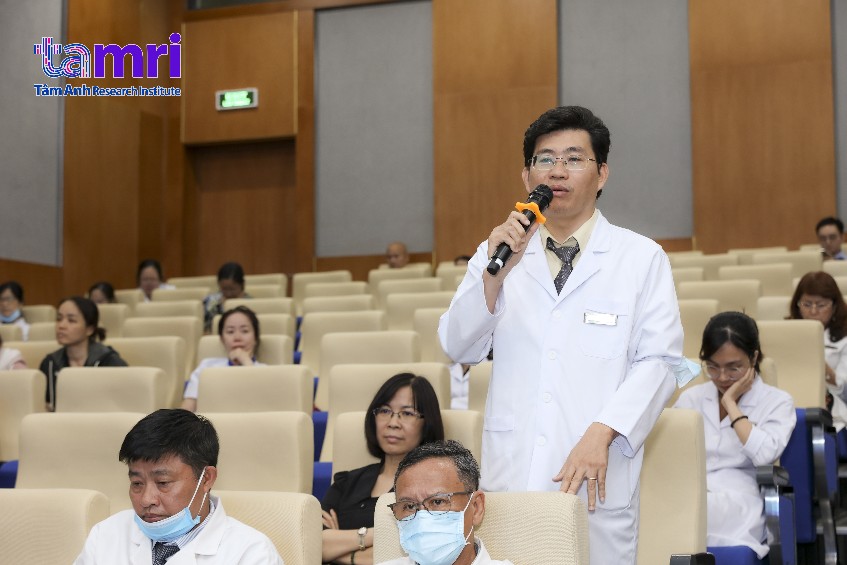 bs đặt câu hỏi tại hội thảo tiêm chủng