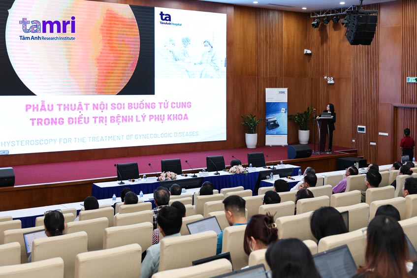 ca mổ được phát trực tiếp ở hội trường
