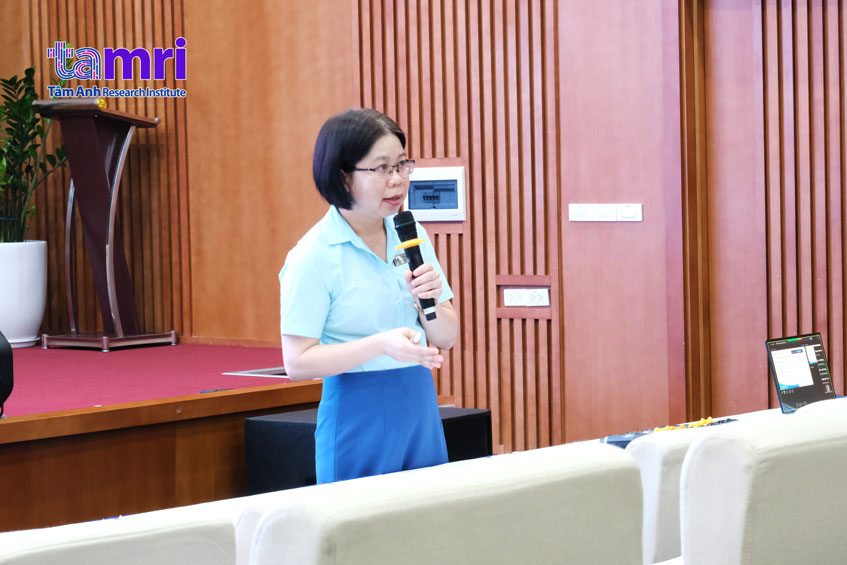 Nurse Nguyen Thuy An, MSc, during her presentation