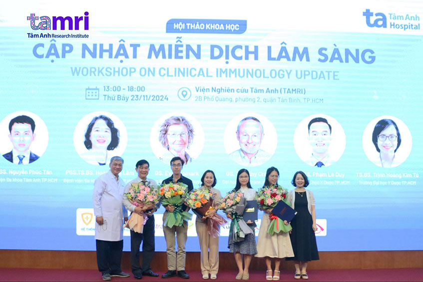 Assoc. Prof Pham Hung Cuong, MD, PhD from Tam Anh General Hospital in HCMC presents flowers and certificates to event sponsors