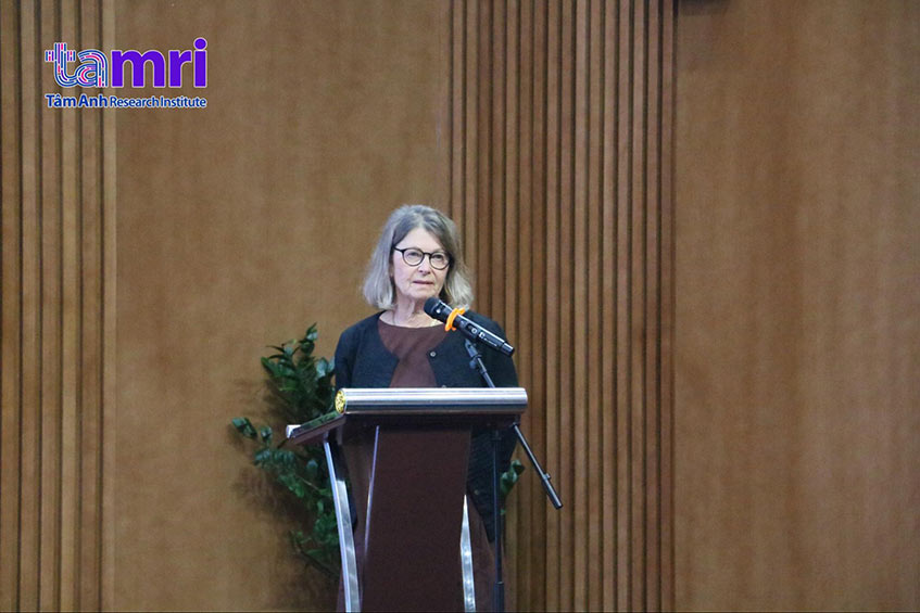 Giáo sư Eva Ronmark - Đại học Umea, Thụy Điển trình bày chuyên đề “Hen phế quản” tại hội nghị