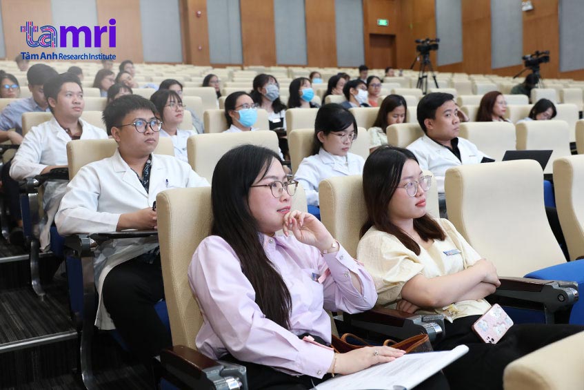 các bác sĩ tại buổi sinh hoạt