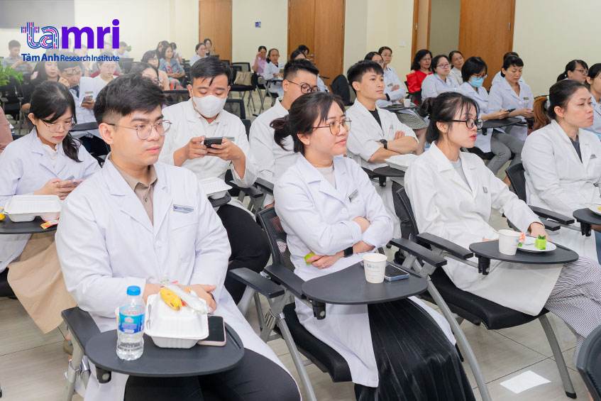 hội thảo thu hút đông đảo bác sĩ, nhân viên y tế tham dự
