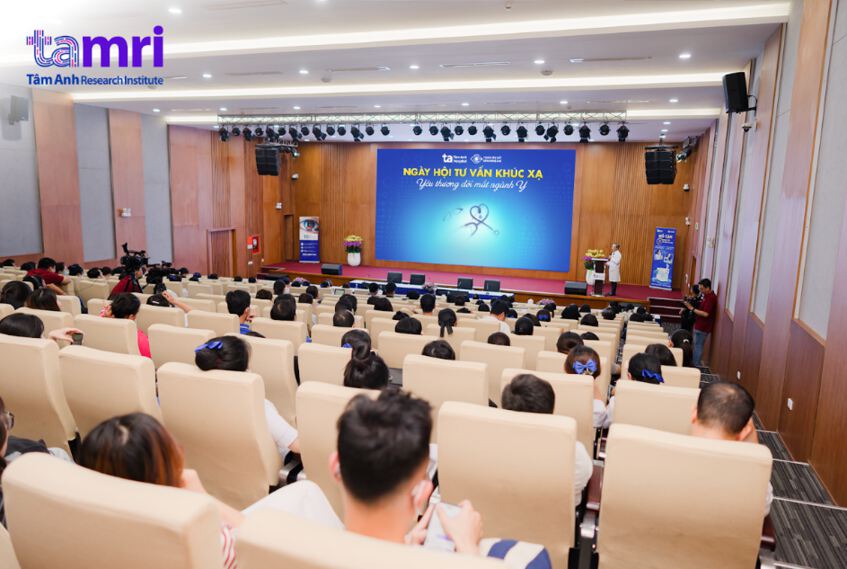 hội trường sự kiện tư vấn tật khúc xạ