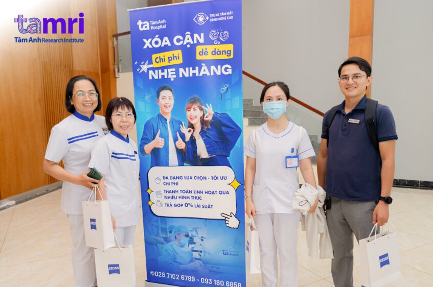 Nhân viên y tế chụp hình tại sự kiện