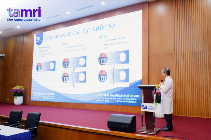 PGS Nguyễn Xuân Hiệp trình bày báo cáo “Tổng quan về các tật khúc xạ” trong khuôn khổ Ngày hội Tư vấn khúc xạ với chủ đề “Yêu thương đôi mắt ngành Y”