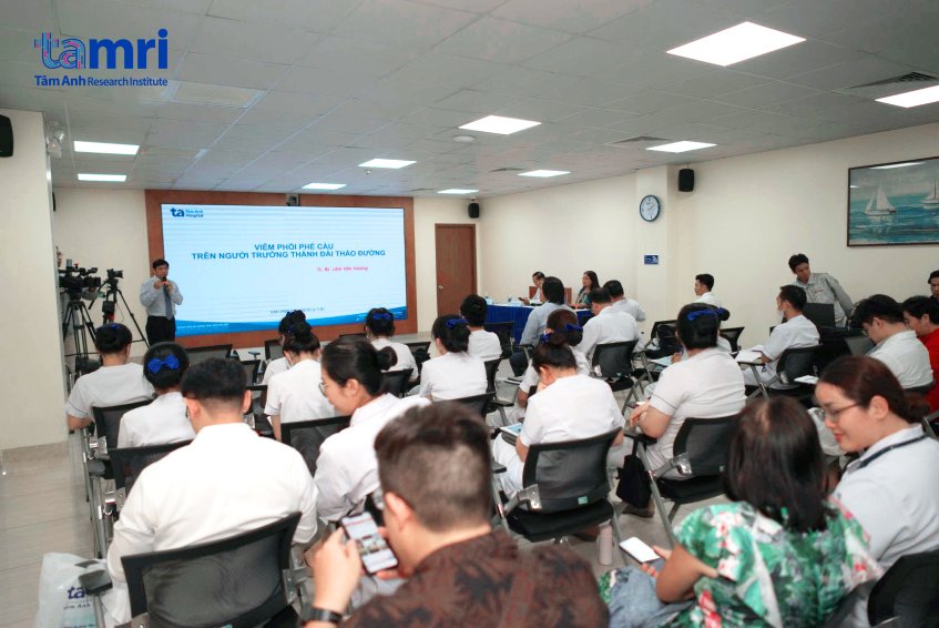 Pneumococcal bacteria cause pneumonia in diabetes patients, with typical symptoms including sudden high fever, chills, dry cough, pleuritic chest pain, shortness of breath, and rapid breathing