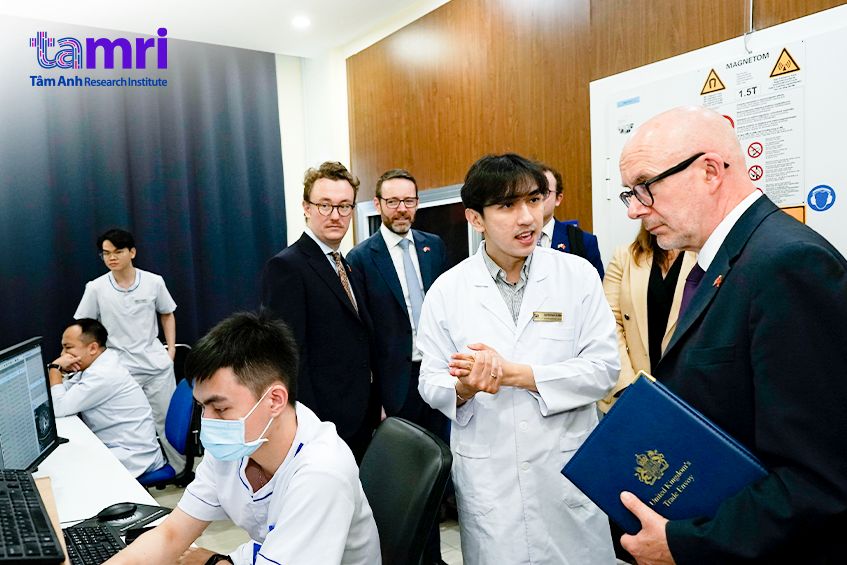 Đoàn đại biểu tham quan tại Tâm Anh tại khuôn viên làm việc bác sĩ
