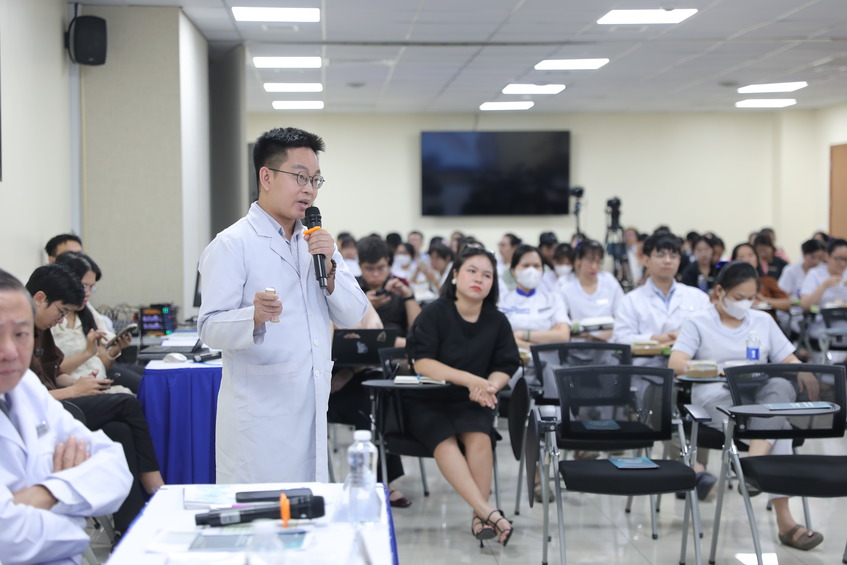 bác sĩ Tuấn Anh chia sẻ về một ca lâm sàng trước đông đảo đại biểu tham dự