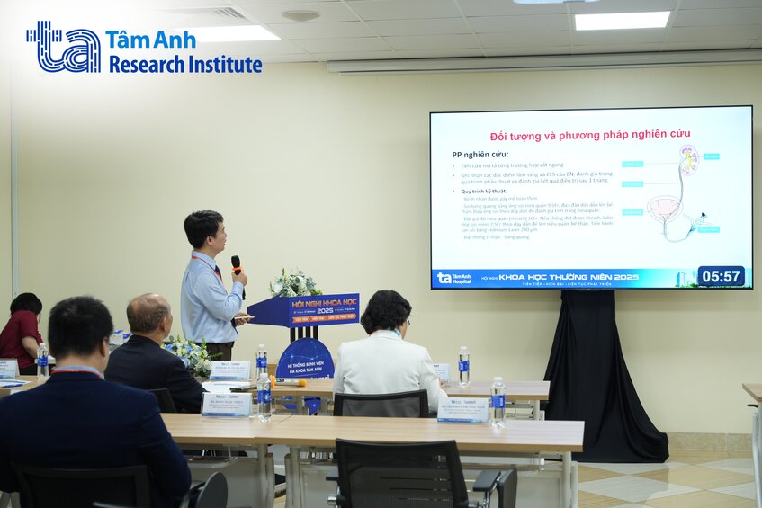 báo cáo viên trình bày nghiên cứu tại hội nghị