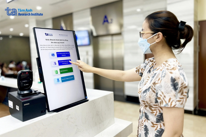 Bệnh nhân sử dụng kiosk thông minh để đăng ký khám bệnh tại viện nghiên cứu Tâm Anh.