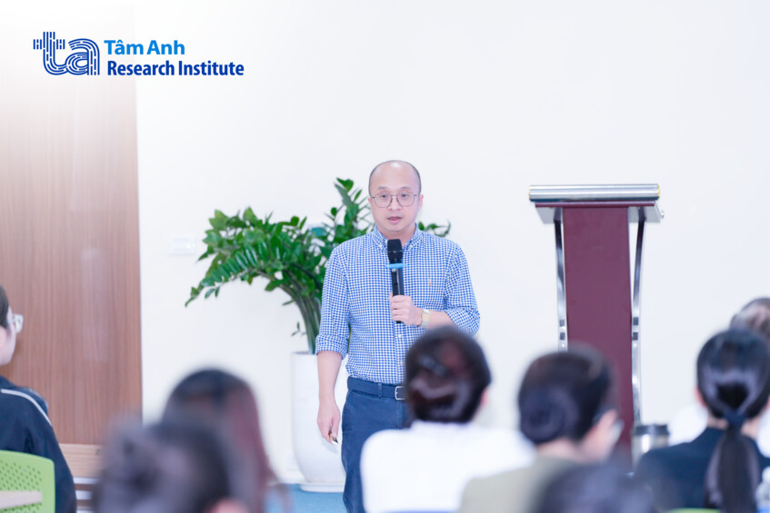 dr phuong le tri presents at the program