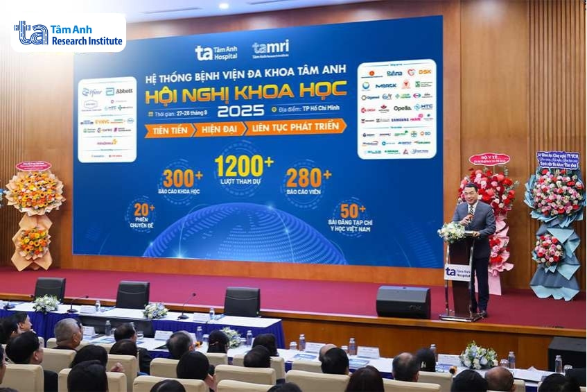 Diễn giả trình bày tại Hội nghị Khoa học 2025 do Hệ thống Bệnh viện Tâm Anh tổ chức với sự tham gia đông đảo chuyên gia.
