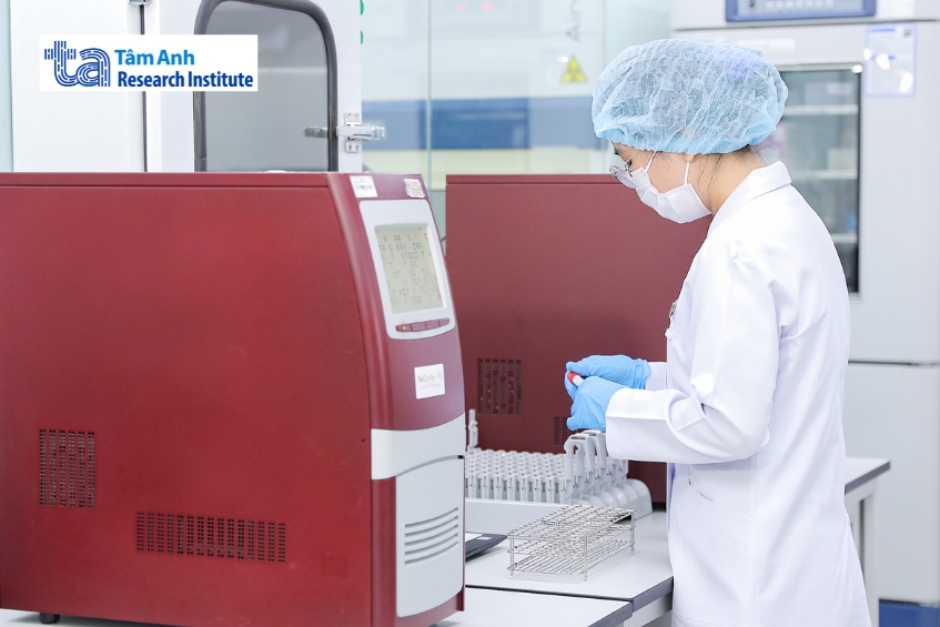 kỹ thuật viên bệnh viện đa khoa tâm anh thao tác mẫu bệnh phẩm trên hệ thống pcr, thực hiện xét nghiệm hdv rna chẩn đoán và định lượng virus viêm gan d.