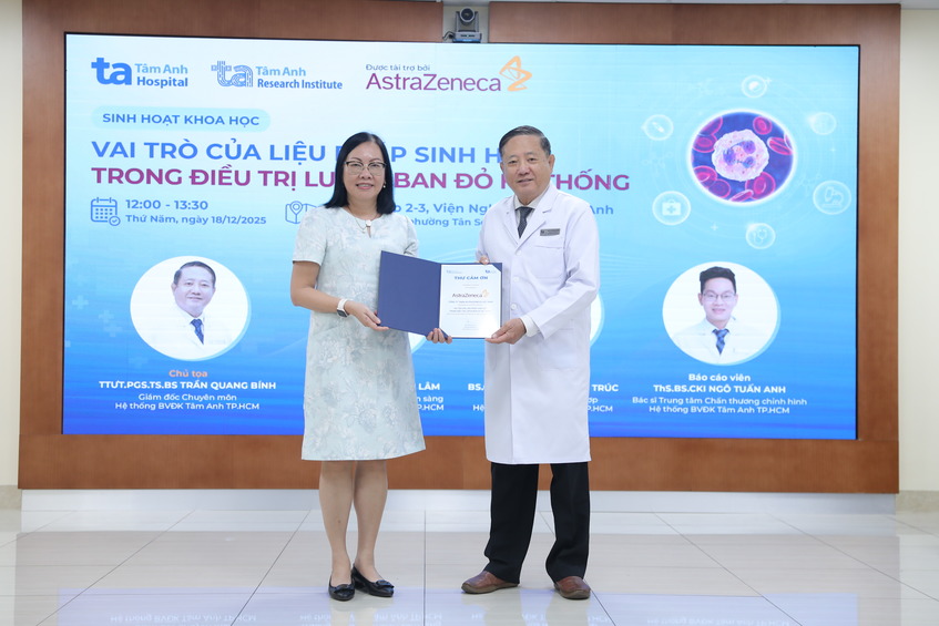 TTƯT.PGS.TS.BS Trần Quang Bính trao thư cảm ơn cho đại diện nhà tài trợ AstraZeneca