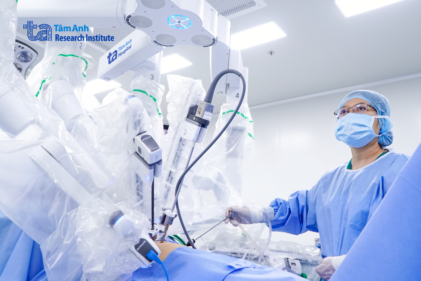 Nhờ cánh tay robot xoay linh hoạt 540° và hệ thống chống rung tuyệt đối, bác sĩ có thể thao tác tinh vi đến từng milimet, tiếp cận những vị trí sâu hẹp mà nội soi thường khó xử lý