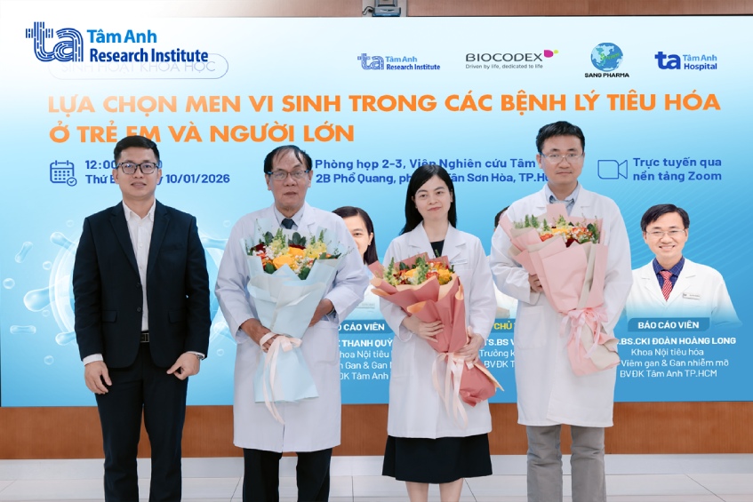 đại diện nhà tài trợ tặng hoa cho các báo cáo viên
