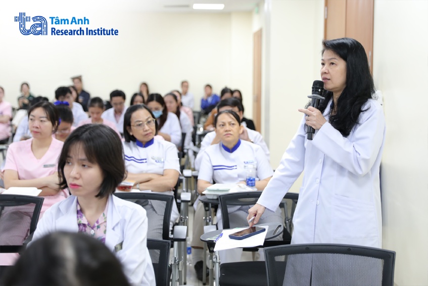 Dr. Huynh Thanh Kieu, Head of the Cardiovascular Department 2, Cardiovascular Center, Tam Anh General Hospital HCMC, engages in professional discussions during the seminar