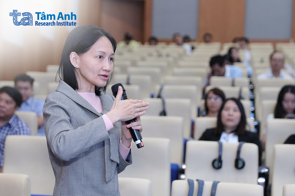 BS.CKII Lê Ngọc Diệp trao đổi cùng các chuyên gia về kỹ thuật mổ robot trong điều trị các bệnh phụ khoa