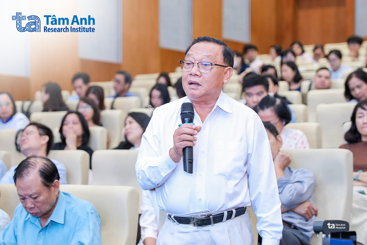 BS.CKII Nguyễn Văn Ngãi, Phó giám đốc Bệnh viện Sản - Nhi An Giang chia sẻ kinh nghiệm và trao đổi cùng các chuyên gia về việc bảo tồn chức năng sàn chậu trong phẫu thuật phụ khoa