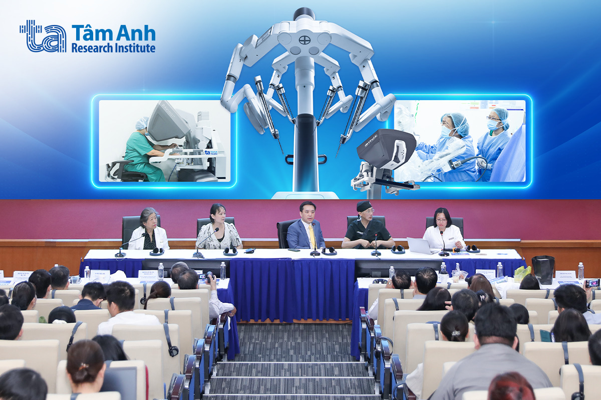 Dr. Do Huu Trieu (center) shares knowledge and experience in robotic pelvic reconstruction using the Da Vinci Xi system