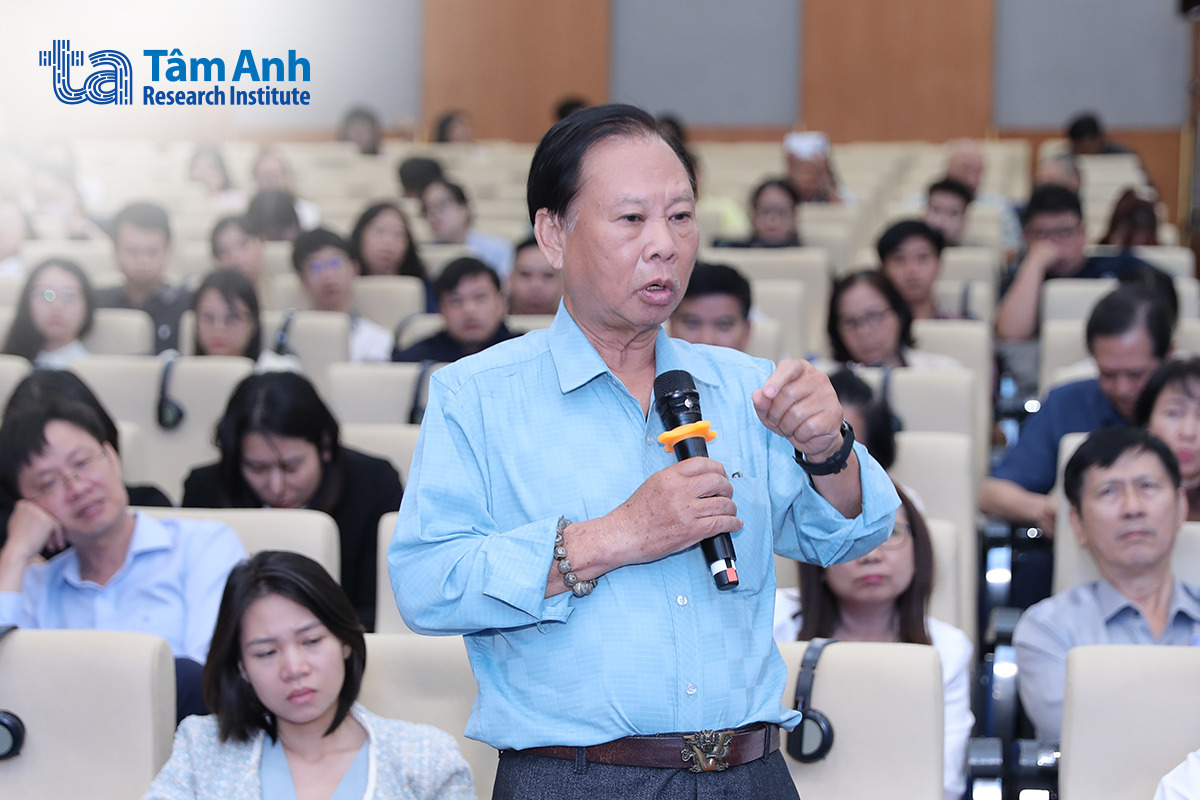 Dr. Nguyen Trung Vinh, PhD (President of the Vietnam Pelvic Floor Association), discusses the differences between traditional laparoscopy and Da Vinci Xi robotic surgery for hysterectomies