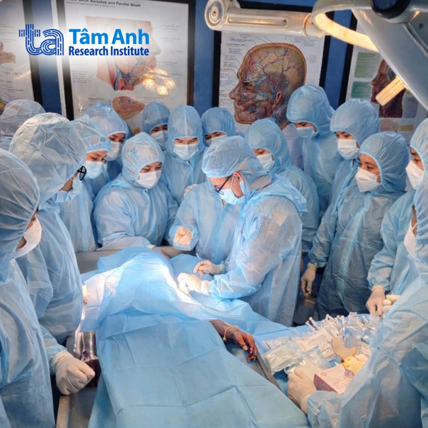 học viên thực hành tiêm khớp trên xác tươi