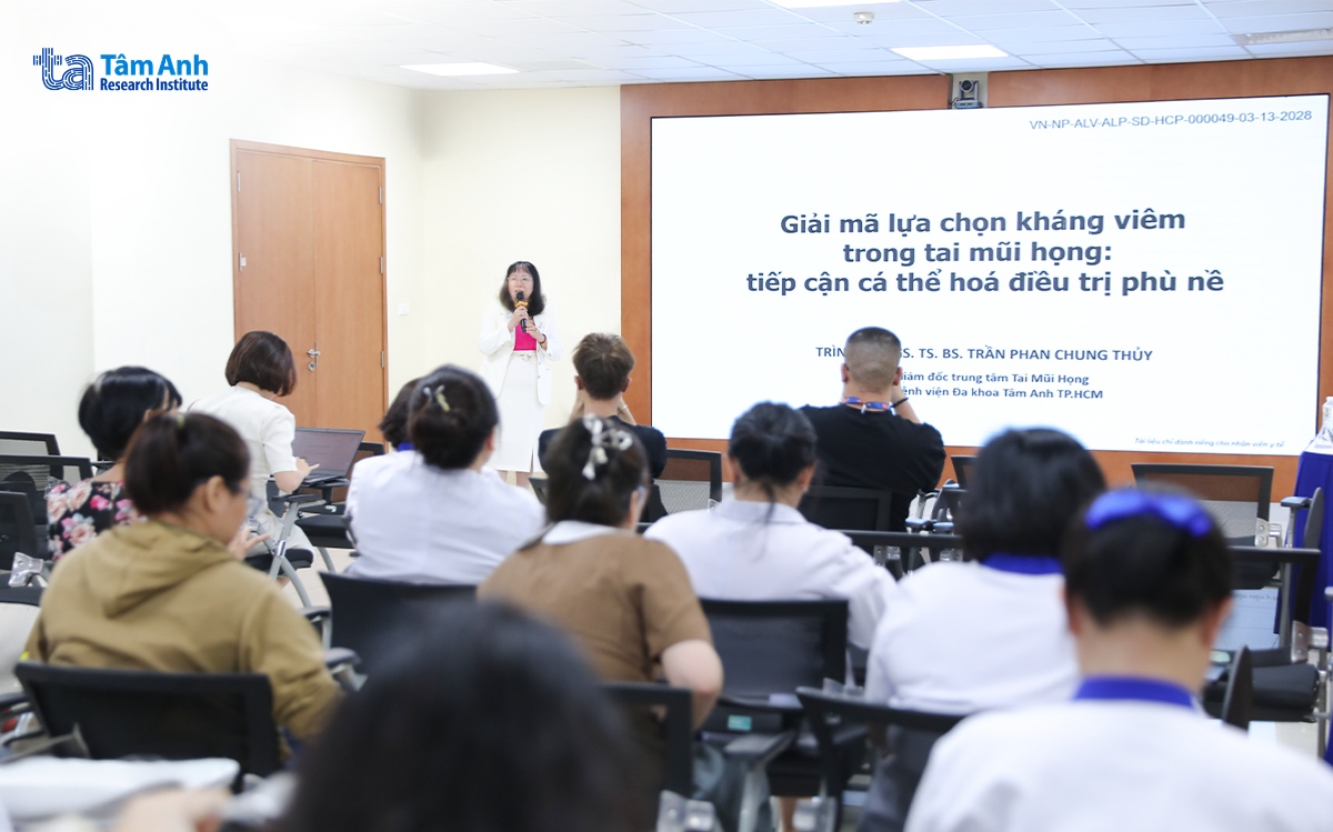 Đông đảo khách tham dự bày tỏ sự quan tâm về phần báo cáo của GS.TS.BS Trần Phan Chung Thủy - Giám đốc Trung tâm Tai Mũi Họng, Hệ thống Bệnh viện Đa khoa Tâm Anh TP.HCM. Ảnh: Viện Nghiên cứu Tâm Anh.