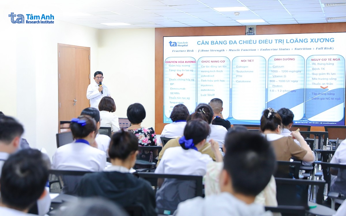 TS.BS.CKII Lê Văn Tuấn - Giám đốc Trung tâm Chấn thương Chỉnh hình, Hệ thống Bệnh viện Đa khoa Tâm Anh TP.HCM chia sẻ về cân bằng đa chiều trong điều trị loãng xương. Ảnh: Viện Nghiên cứu Tâm Anh.