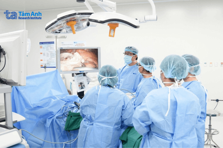Học viên Điều dưỡng nội soi tiêu hóa sẽ được trực tiếp tìm hiểu cách thức hỗ trợ vận hành các “siêu máy” nội soi ưu việt trong phòng mổ hybrid vô trùng với hệ thống chẩn đoán hình ảnh hiện đại. Ảnh: Viện Nghiên cứu Tâm Anh.