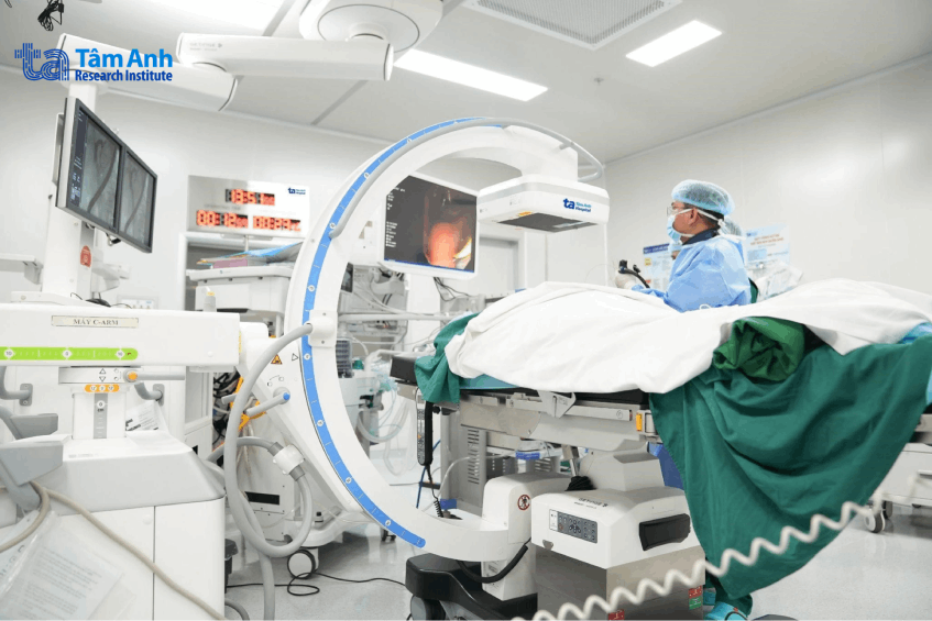 Hệ thống máy định vị C-arm tích hợp màn hình huỳnh quang tăng sáng dùng trong kỹ thuật nội soi mật tụy ngược dòng (ERCP) là một trong những nội dung đào tạo học viên Điều dưỡng nội soi tiêu hóa sẽ được tiếp cận. Ảnh: Viện Nghiên cứu Tâm Anh.