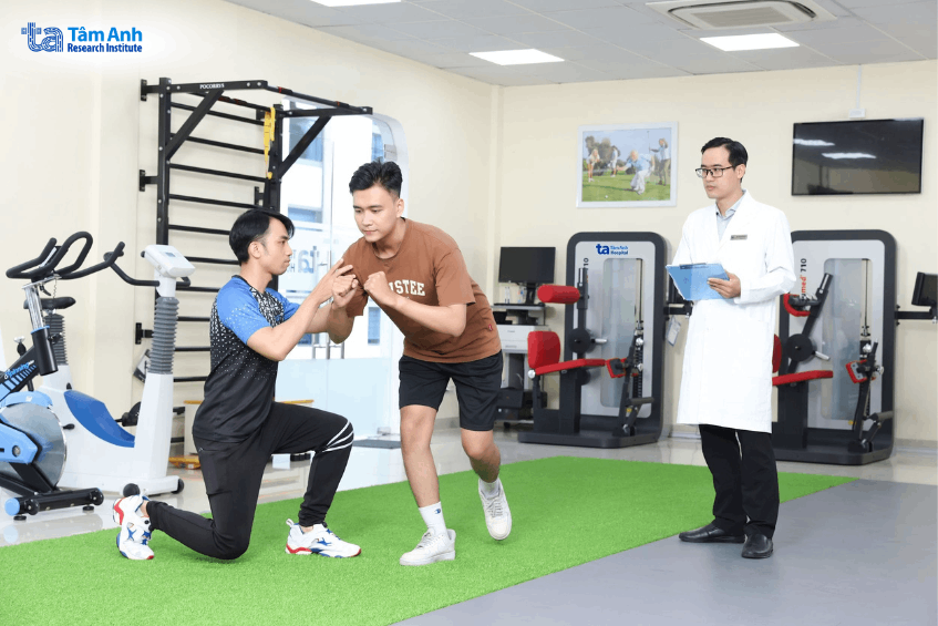 Học viên khóa thực hành Phục hồi chức năng có cơ hội tiếp cận chuyên khu phục hồi chức năng và vật lý trị liệu mô phỏng các trung tâm phục hồi châu Âu tại Bệnh viện Đa khoa Tâm Anh TP.HCM. Ảnh: Viện Nghiên cứu Tâm Anh.