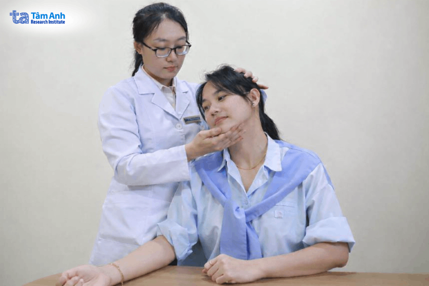 ThS.BS.CKI Võ Dương Hương Quỳnh - Phó khoa Phục hồi chức năng, Trung tâm Chấn thương Chỉnh hình, Bệnh viện Đa khoa Tâm Anh TP.HCM đánh giá tình trạng hồi phục chức năng của người bệnh. Ảnh: Viện Nghiên cứu Tâm Anh.