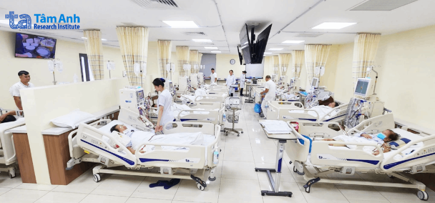 Điều dưỡng thận nhân tạo theo dõi sát sao các diễn biến sức khỏe của người bệnh lọc máu để có những xử trí kịp thời. Ảnh: Viện Nghiên cứu Tâm Anh.