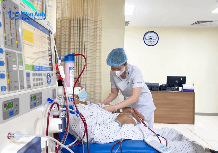 Học viên điều dưỡng thận nhân tạo sẽ được các chuyên gia, bác sĩ trực tiếp hướng dẫn thực hành lâm sàng trong môi trường y tế chuyên nghiệp, hiện đại của Bệnh viện Đa khoa Tâm Anh TP.HCM. Ảnh: Viện Nghiên cứu Tâm Anh.