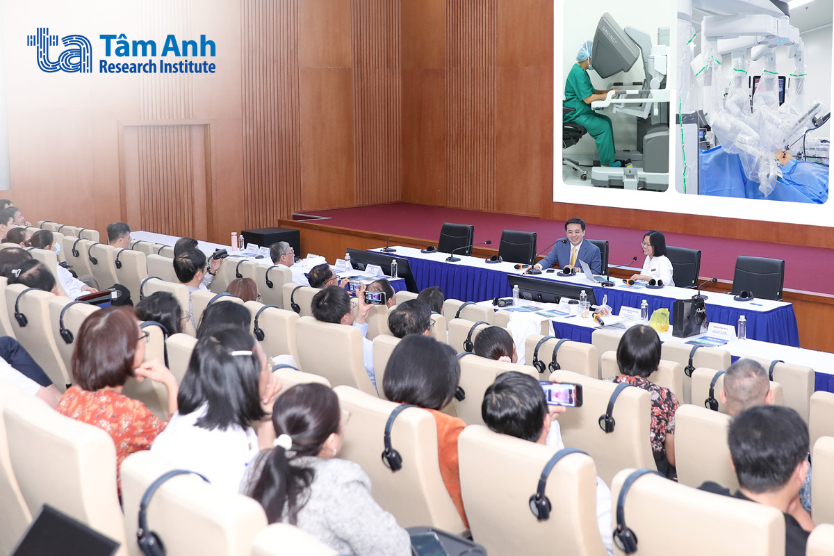 live surgical footage is streamed from the robotic operating room to high-resolution giant screens in the auditorium, allowing trainees to clearly observe every step.