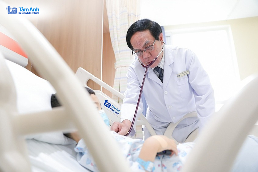 PGS.TS.BS Vũ Huy Trụ - Trưởng khoa Nhi, Bệnh viện Đa khoa Tâm Anh TP.HCM sẽ lồng ghép câu chuyện của những trường hợp bệnh nhi ông từng điều trị trong hơn 40 năm làm nghề vào bài giảng dành cho học viên khóa Điều dưỡng Nhi khoa cơ bản. Ảnh: Viện Nghiên cứu Tâm Anh.