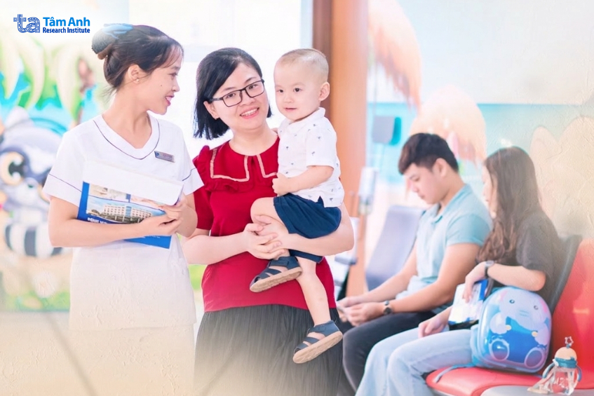 Điều dưỡng viên Nhi khoa là điểm tựa đáng tin cậy cho cả gia đình xuyên suốt quá trình điều trị. Ảnh: Viện Nghiên cứu Tâm Anh.