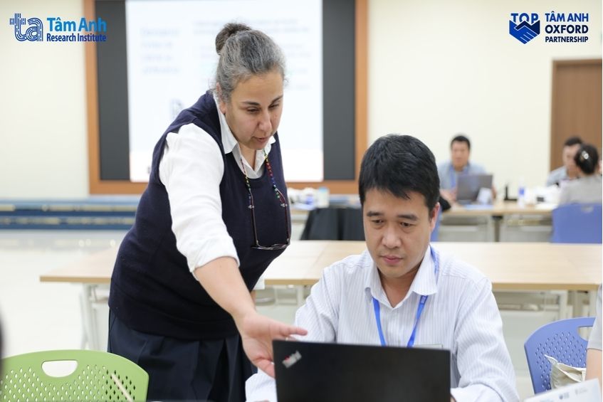 tiến sĩ trao đổi với học viên