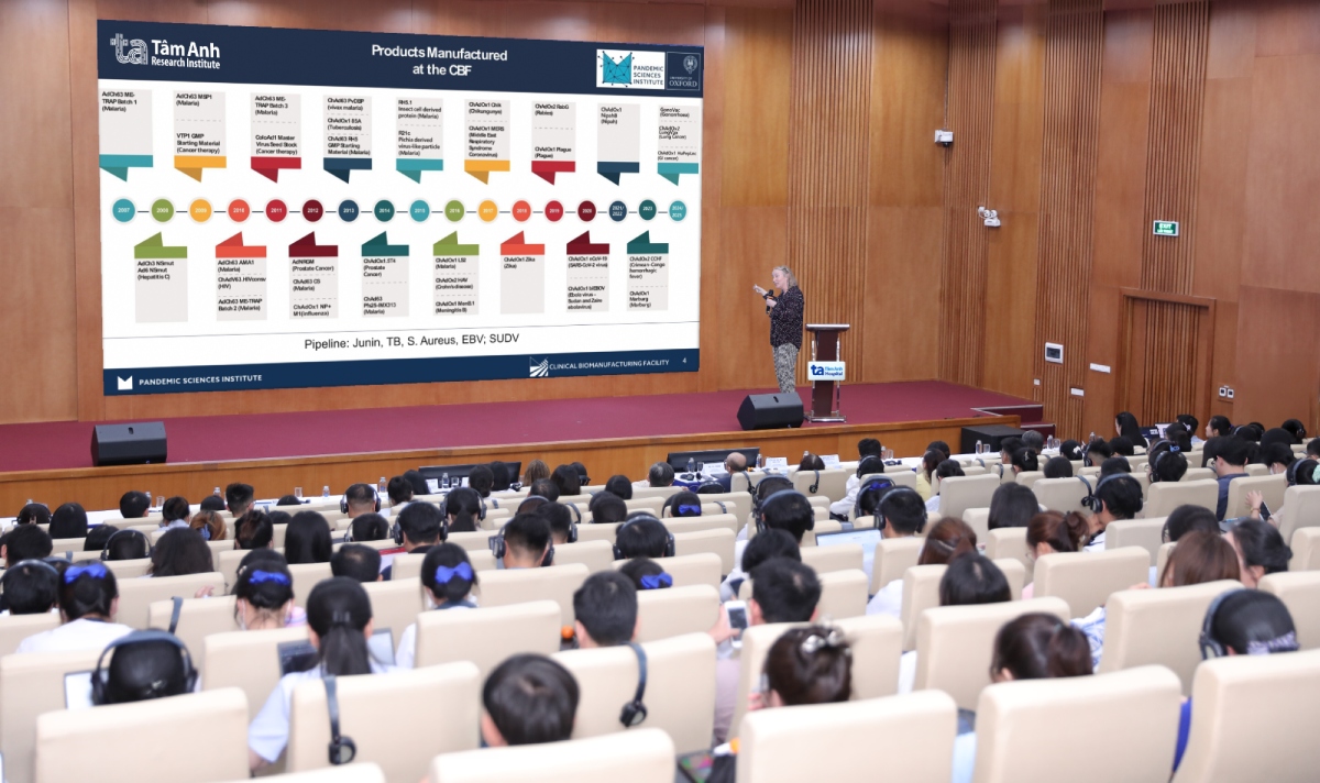 PGS.TS Catherine Green chia sẻ nội dung “Sản xuất theo tiêu chuẩn GMP” phục vụ các thử nghiệm lâm sàng giai đoạn đầu tại Đại học Oxford. Ảnh: Viện Nghiên cứu Tâm Anh.